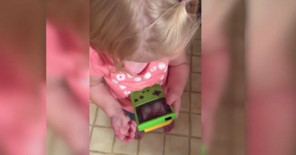 Quand un enfant d'aujourd'hui entre en contact avec une Game Boy !