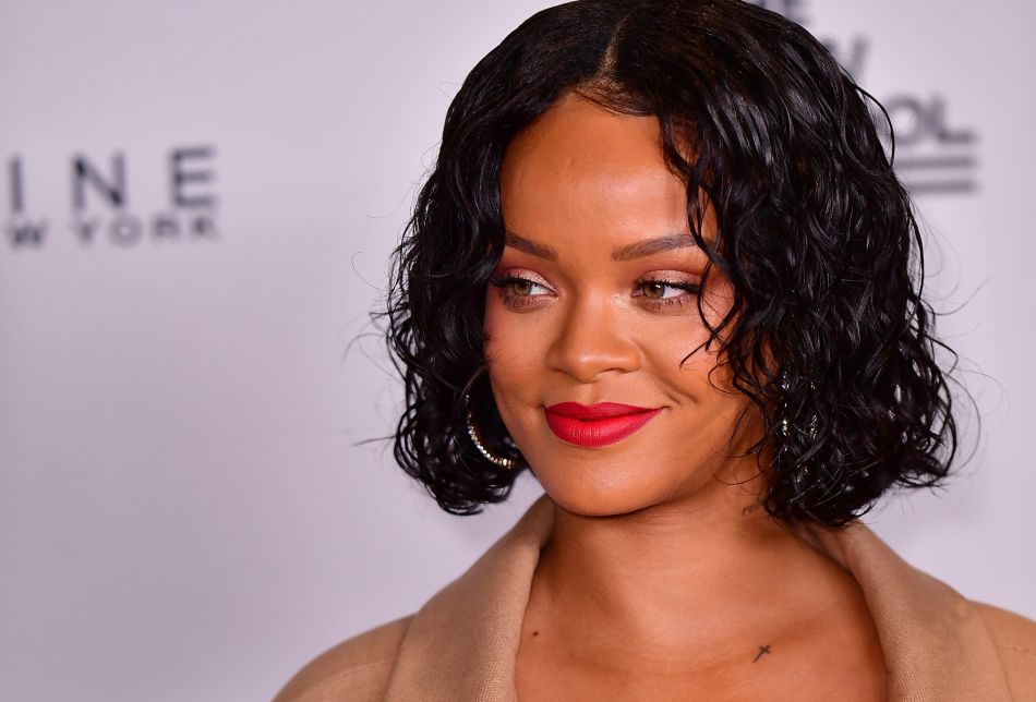 Rihanna sort (une fois de plus !) sans soutien-gorge