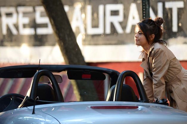 Selena Gomez embrasse un mystérieux jeune homme… autre que The Weeknd !