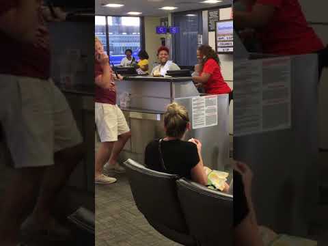 Quand un voyageur met l'ambiance dans un aéroport !