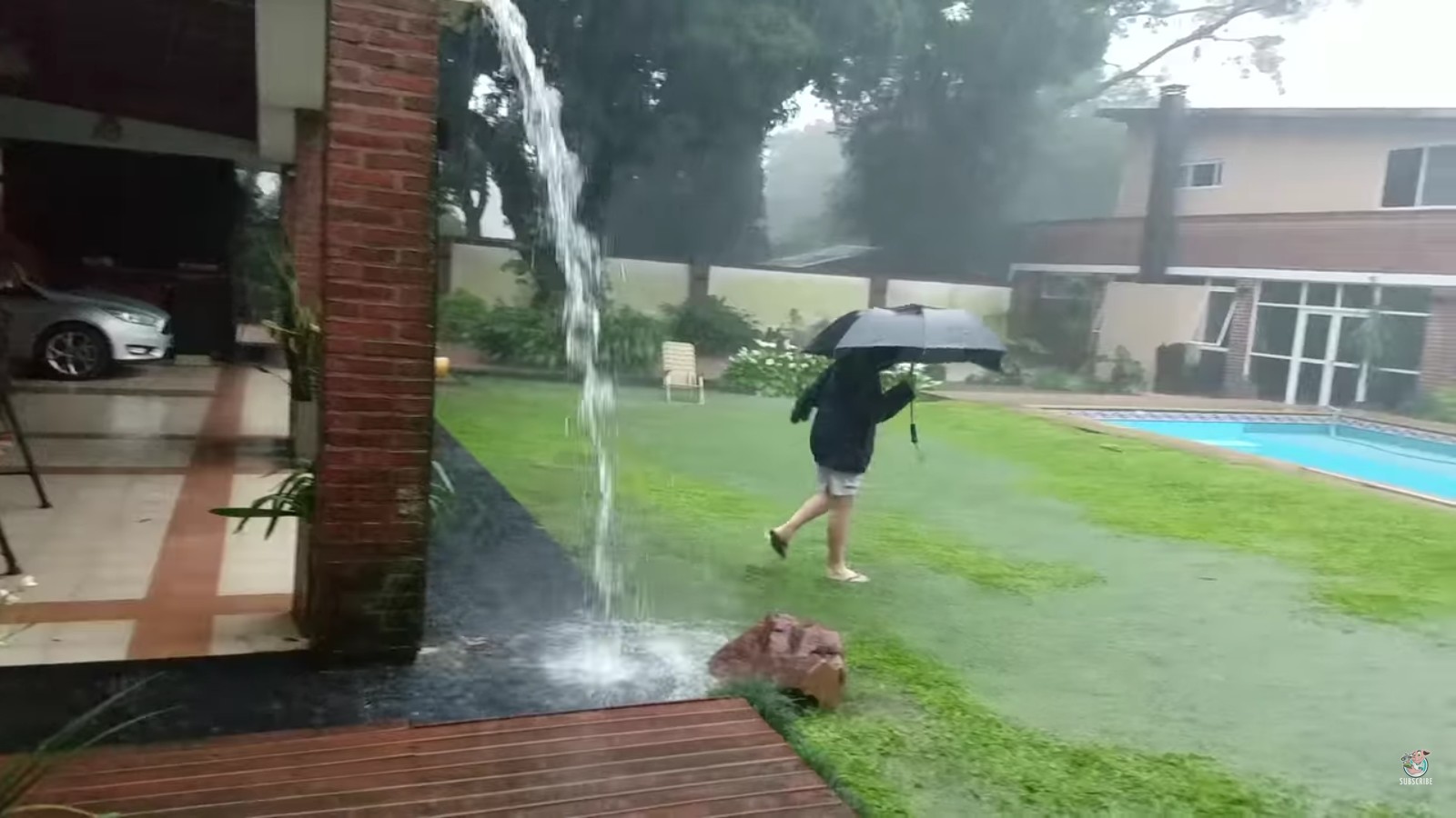 Cet enfant joue tranquillement sous l'orage quand soudain...