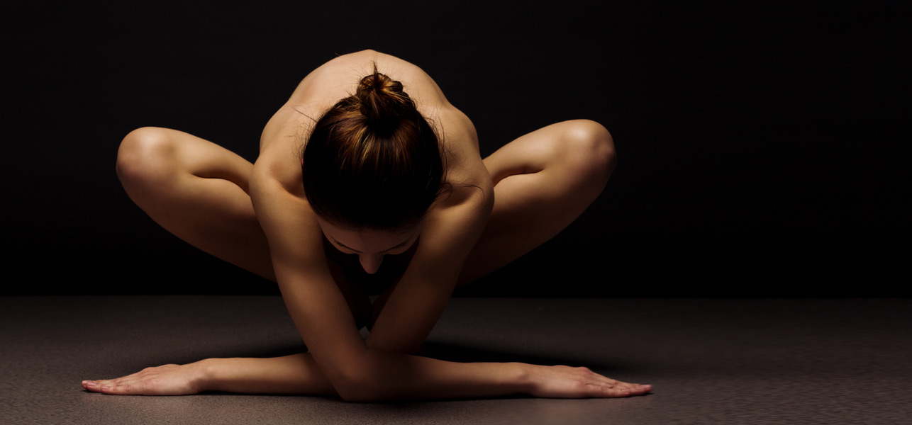 Yoga nu : La nouvelle tendance qui cartonne sur Instagram