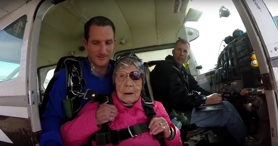 Pour fêter ses 94 ans, cette mamie s'offre un saut en parachute