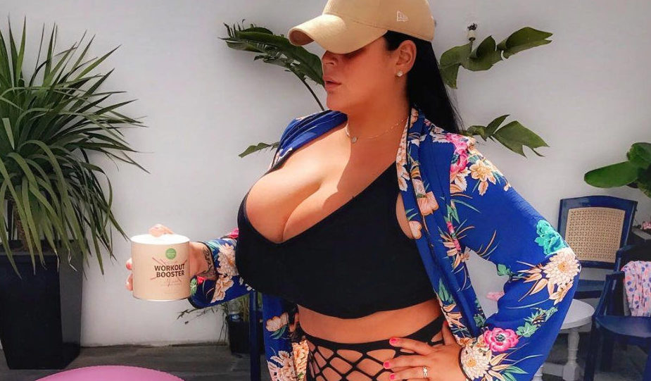 Sarah Fraisou : Des seins sur le point d'exploser !