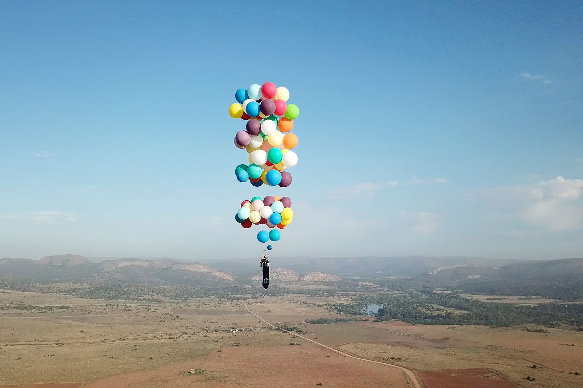Un aventurier Britannique s'envole à l'aide de cent ballons