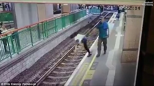 Un homme pousse sa victime sur les rails d'une voie ferrée