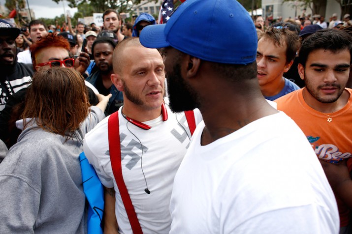 Un manifestant antiraciste s'approche d'un néonazi pour... lui faire un câlin !