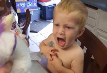 Une mère effraie son enfant avec une licorne en peluche un peu particulière