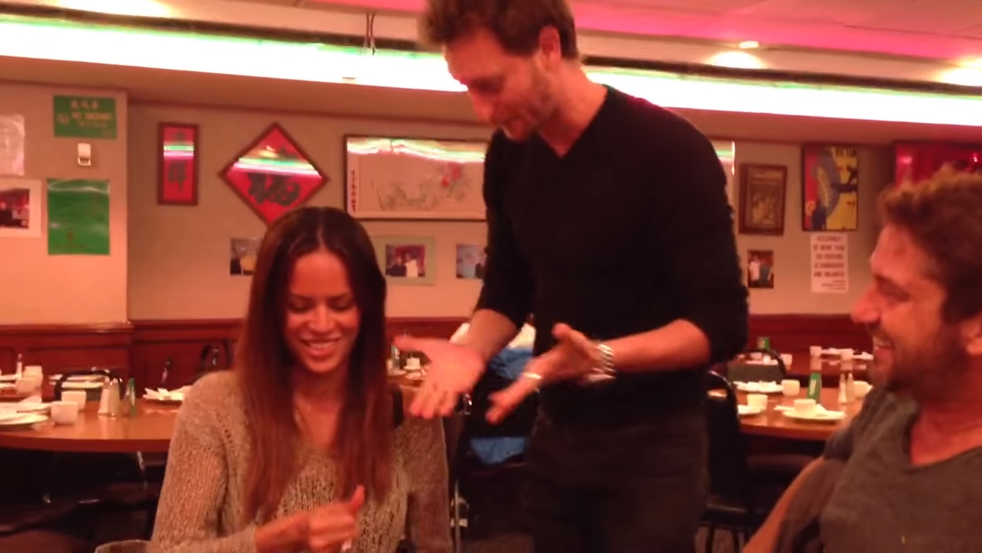 Le mentaliste Lior Suchard fait un tour de magie à la table de Gerard Bulter et c'est hilarant