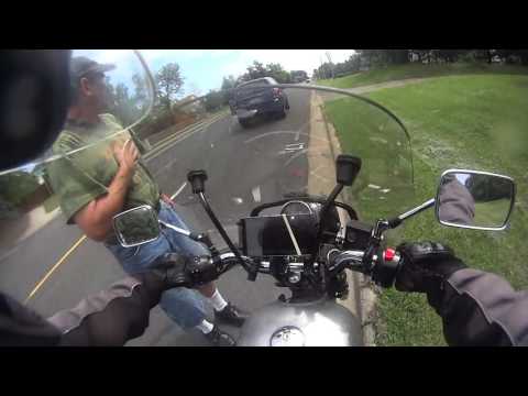 Un automobiliste coupe la route à un motard... La suite va en étonner plus d'un !