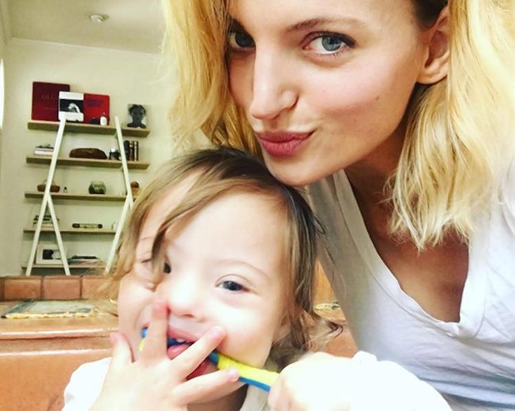 Amanda Booth craquante en couverture de &quot;Vogue&quot; avec son fils trisomique