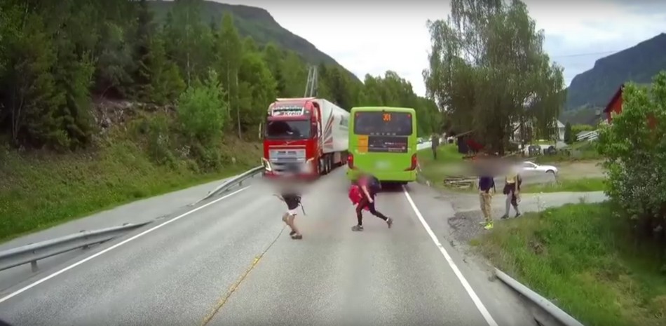 Ce camion évite de justesse l'écolier qui traverse sous son nez