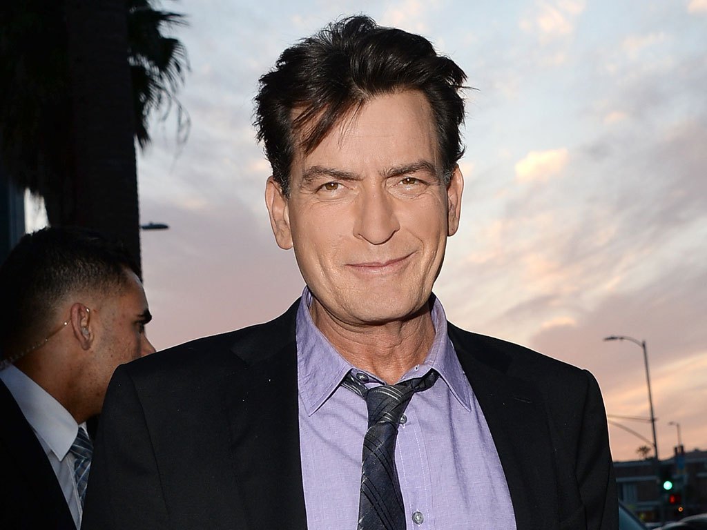 Charlie Sheen : Accusé d’avoir violé l’acteur Corey Haim alors qu’il n’avait que 13 ans