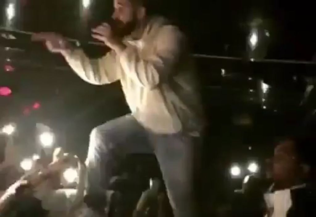 Drake arrête son concert pour recadrer un spectateur qui harcèle sexuellement les filles