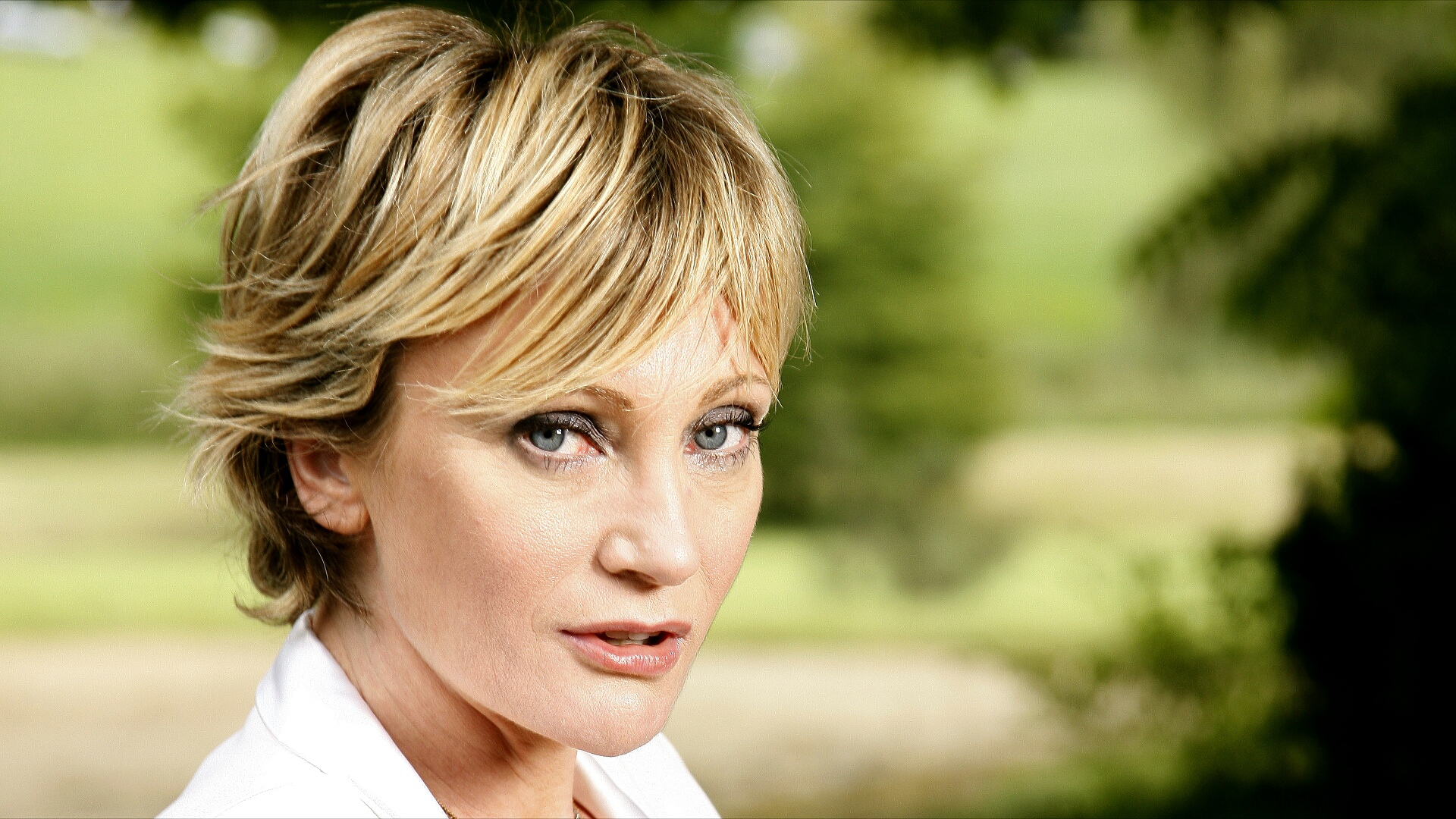 A 50 ans, Patri­cia Kaas affiche ses abdos parfaits et elle est canon !