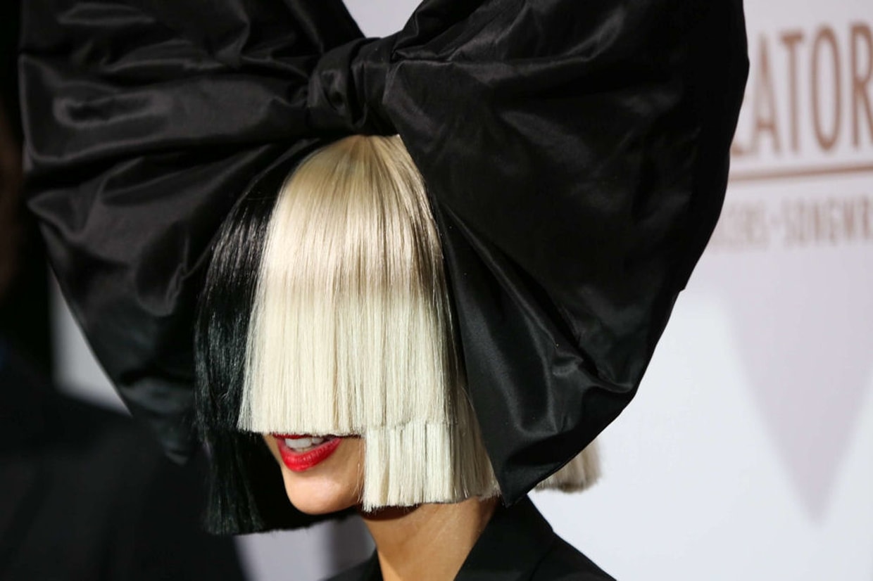 Sia cache son visage mais montre ses fesses... pour une raison bien précise !
