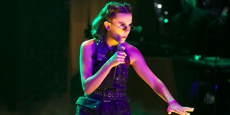 Stranger Things : Millie Bobby Brown récapitule la saison 1 en rappant !