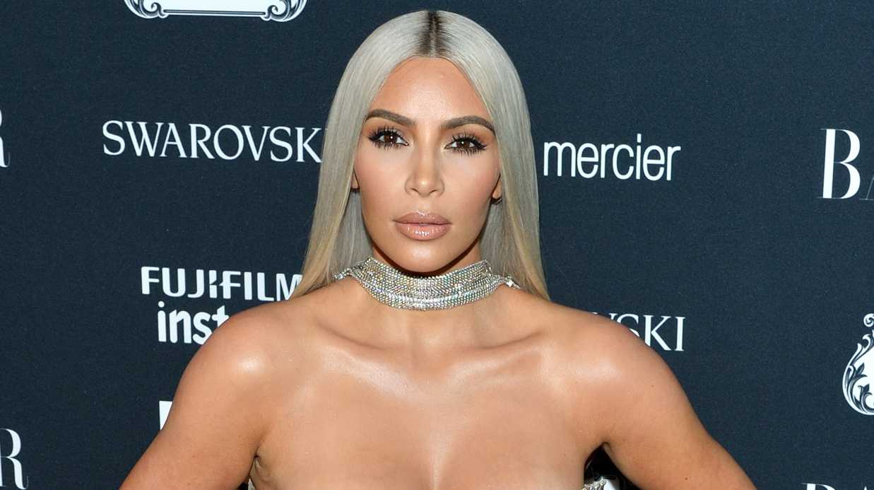 Kim Kardashian oublie son soutien-gorge sur le tapis rouge !