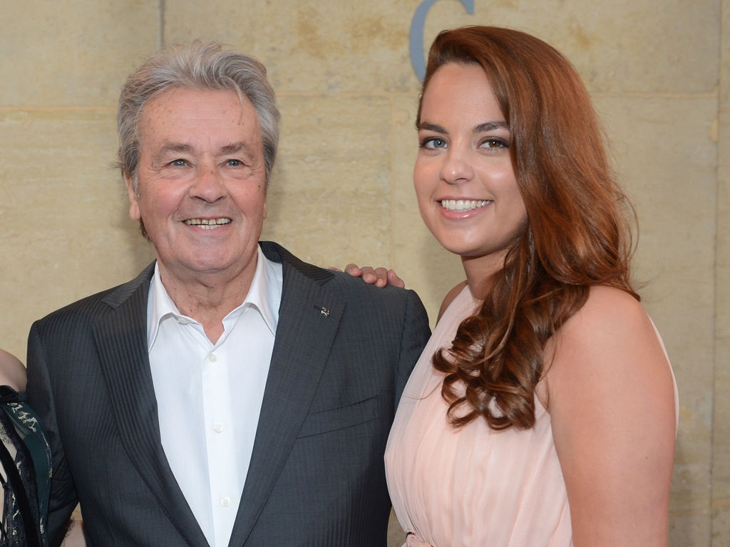 Alain Delon : Sa fille Anouchka pose nue et dévoile un message énigmatique !