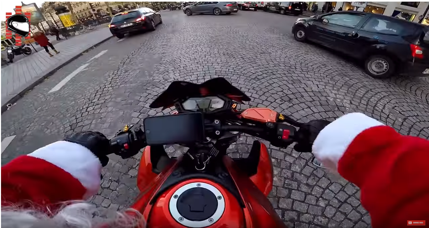 La folle course-poursuite entre un motard en Père Noël et une conductrice en délit de fuite dans les rues de Paris