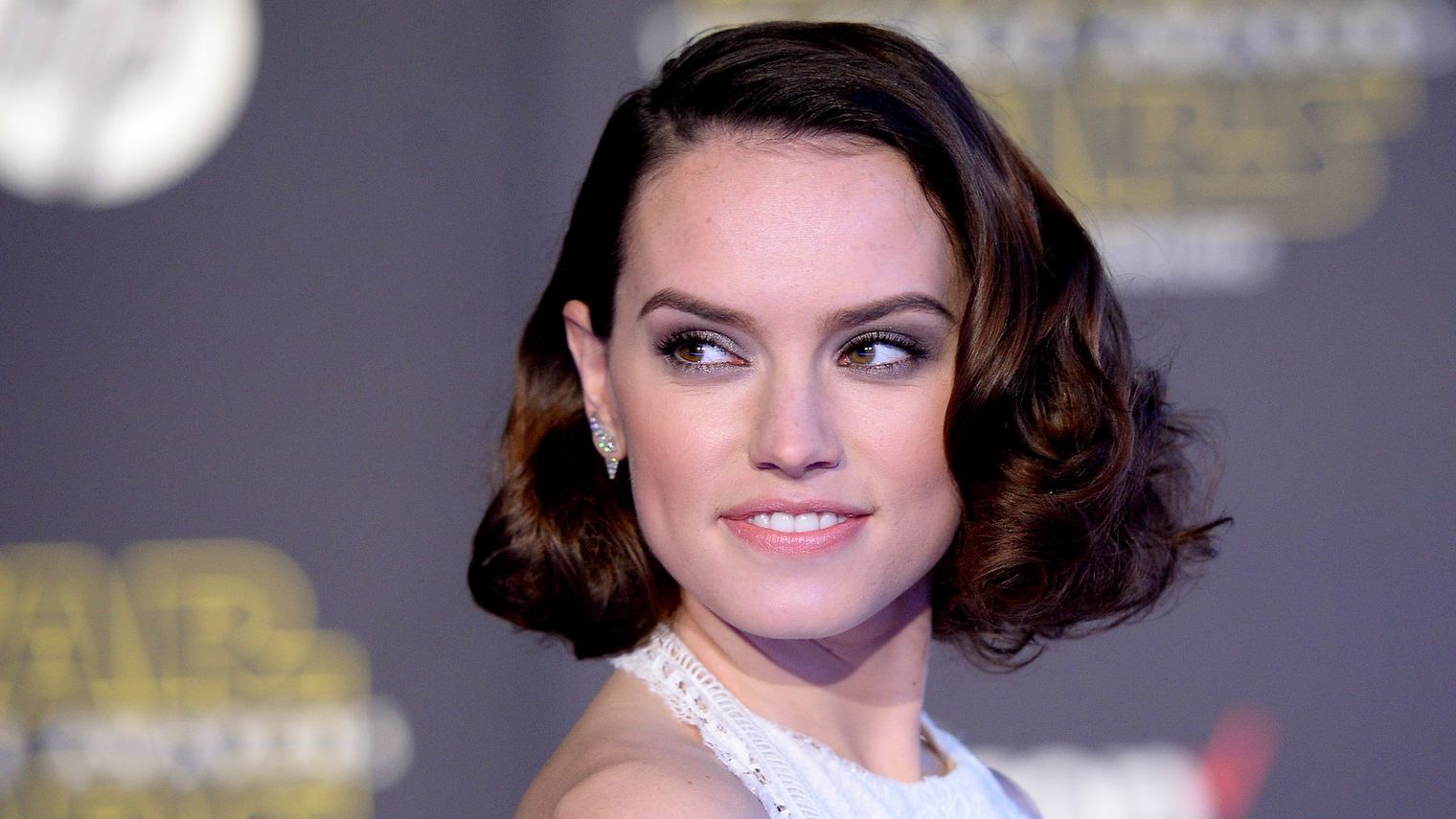 Star Wars 8 : Daisy Ridley juste irrésistible à la première londonienne !