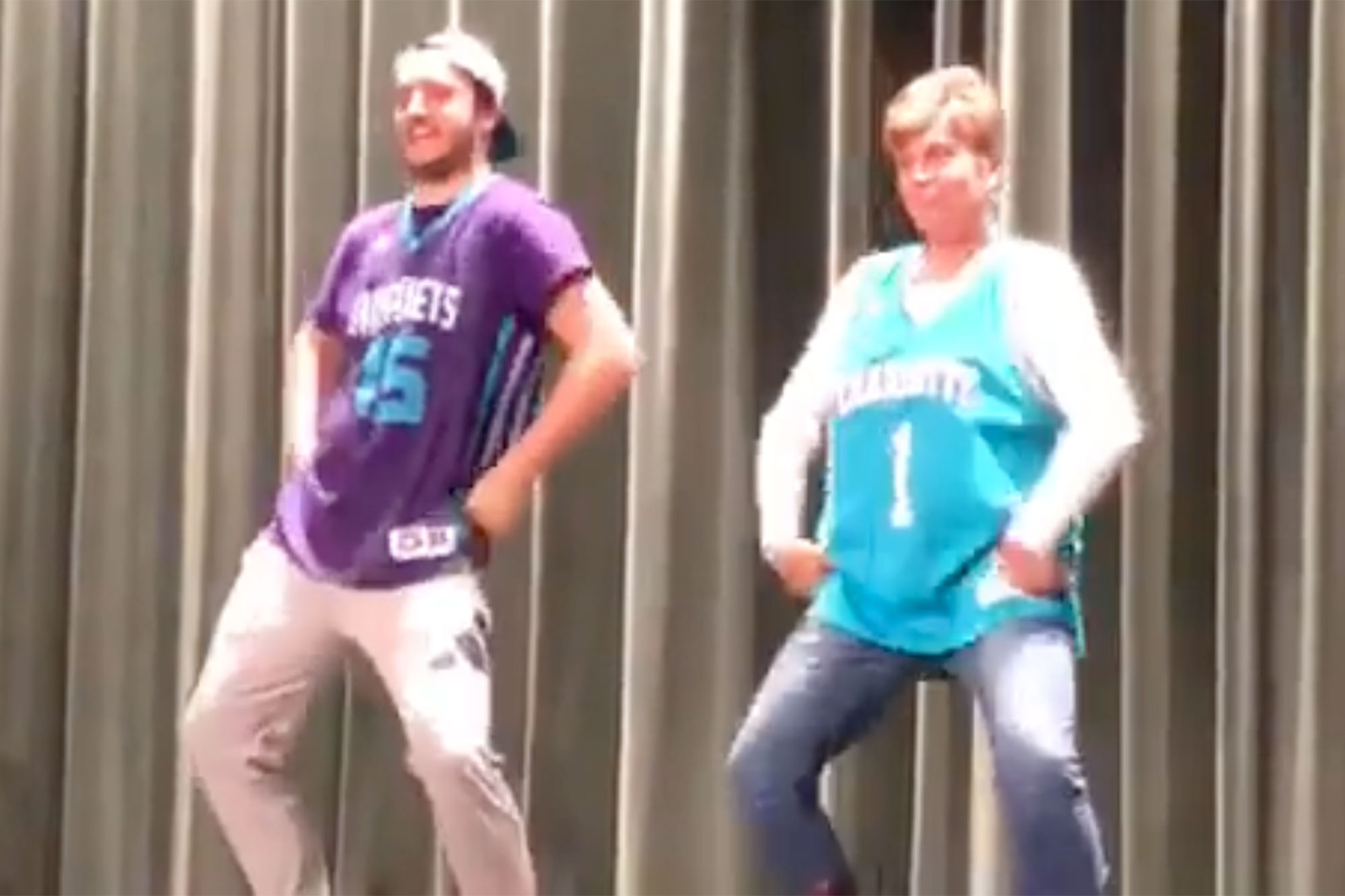 Une mère et son fils revisitent les danses les plus populaires… bonne humeur garantie !