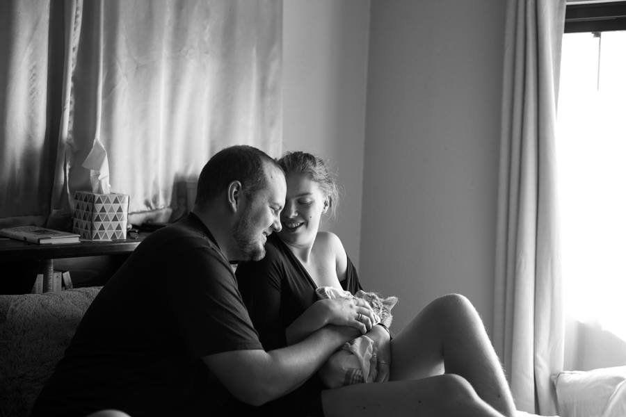 Elle « accouche » d’un chat ! Les photos délirantes d’un couple pas comme les autres