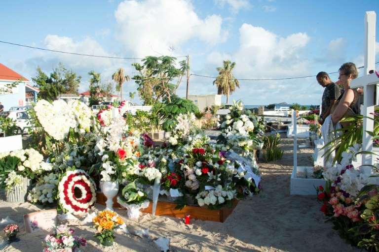 A Saint-Barth, la tombe de Johnny Hallyday chaque jour refleurie