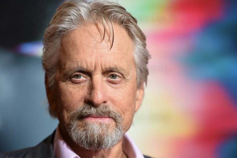 Une ex-collaboratrice de Michael Douglas l'accuse de harc&amp;egrave;lement sexuel