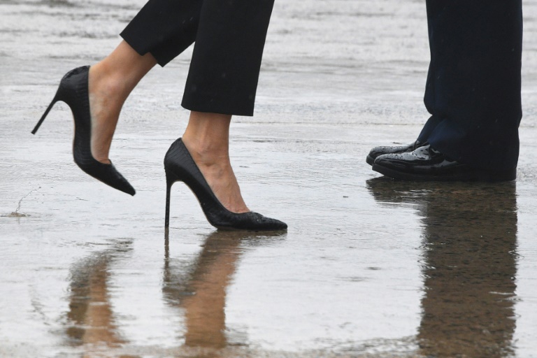 (credit photo AFP/Archives) Melania Trump part rendre visite en talons aiguilles aux victimes de l'ouragan Harvey au Texas, le 29 août 2017 (credit photo AFP/Archives) Melania Trump part rendre visite en talons aiguilles aux victimes de l'ouragan Harvey au Texas, le 29 août 2017