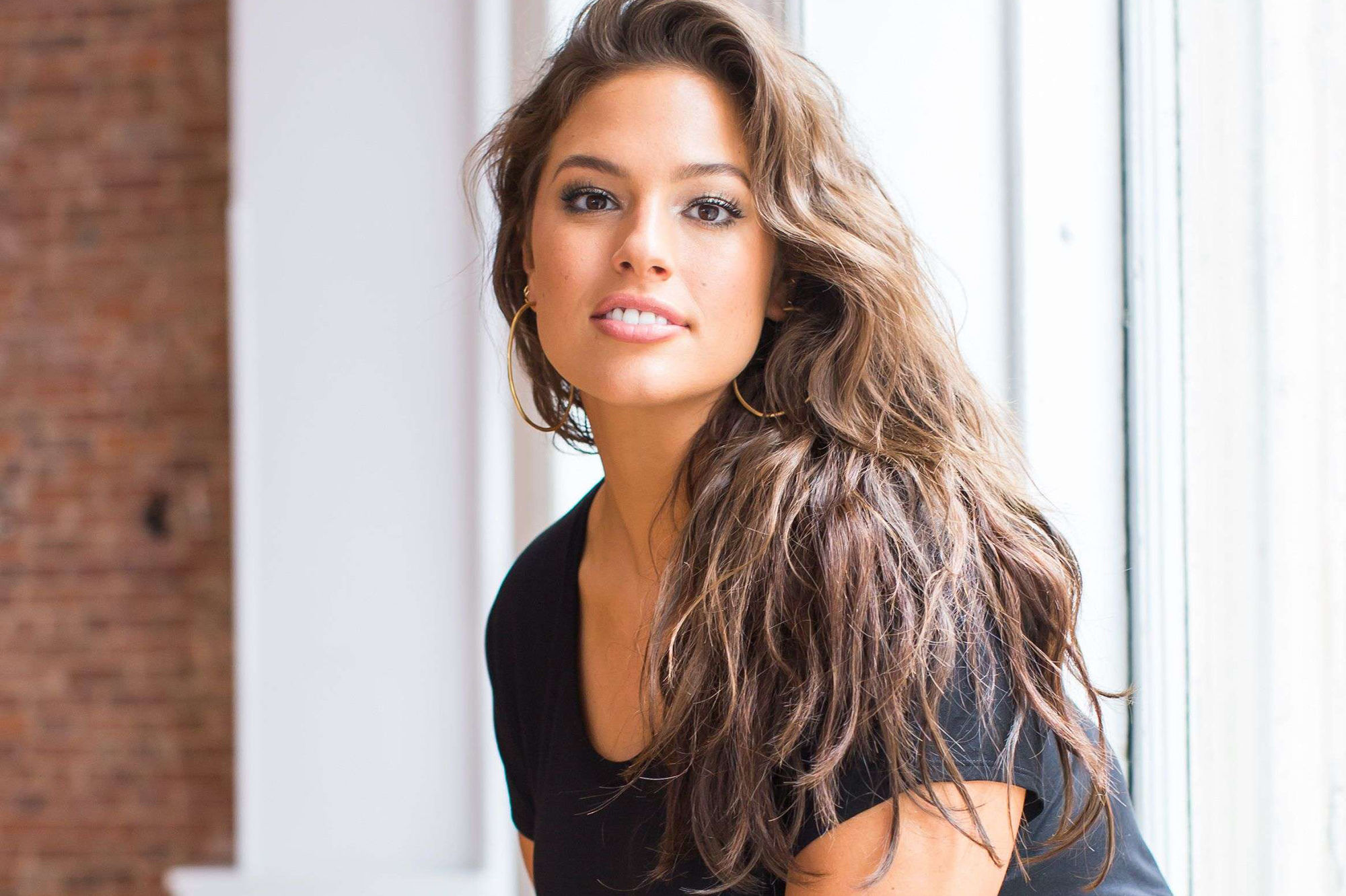 Ashley Graham seins nus : Son cliché sexy qui affole Instagram !