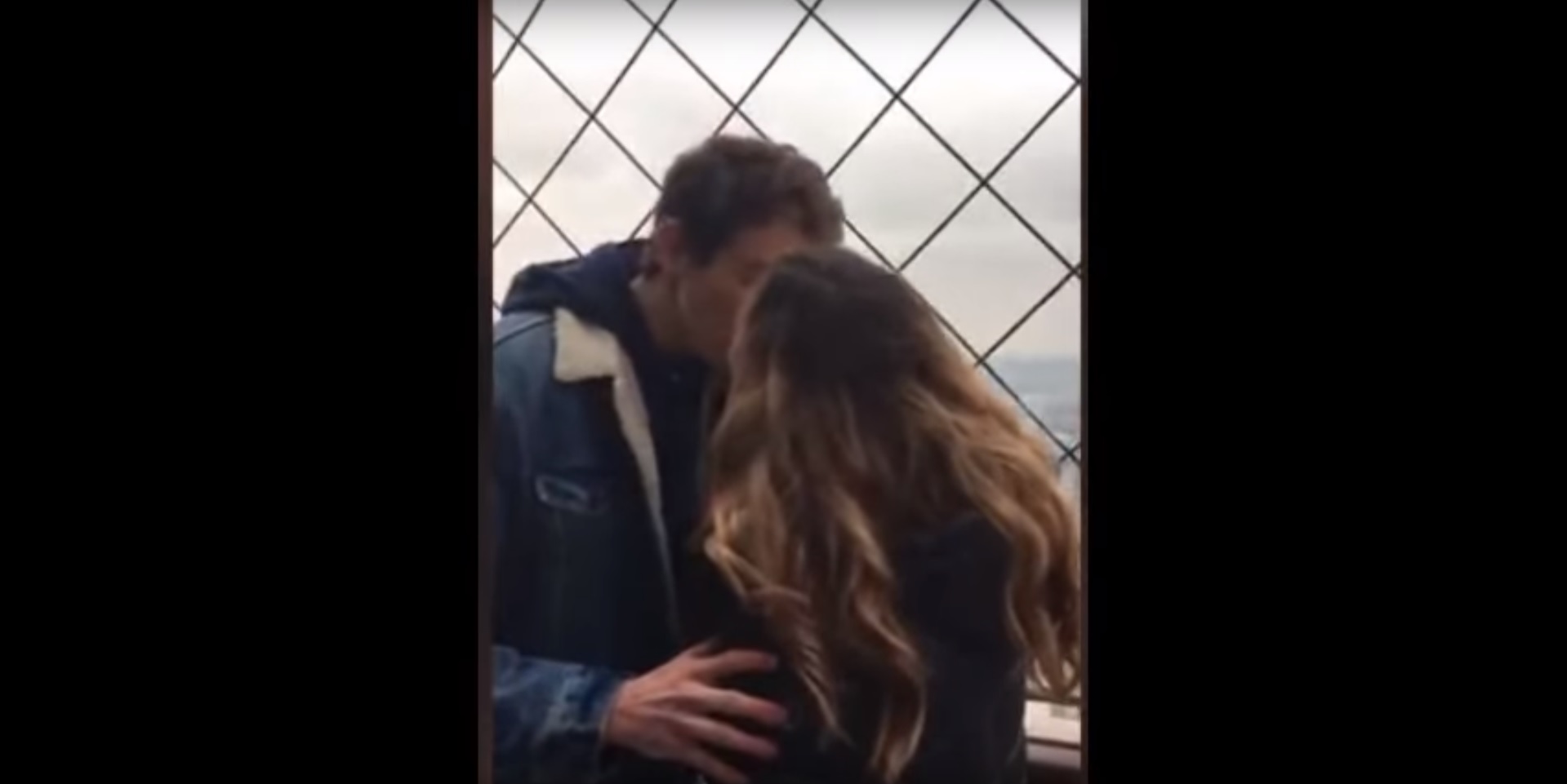 Découvrez l'histoire incroyable de cette étudiante qui a embrassé un inconnu en haut de la Tour Eiffel