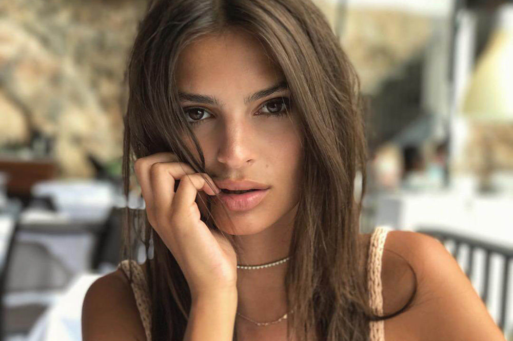 Emily Ratajkowski sort le décolleté XXL pour rentrer dans 2018 !