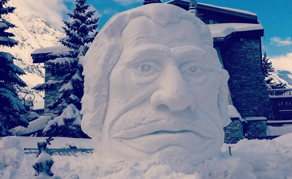 Johnny Hallyday: des artistes sculptent son visage dans la neige