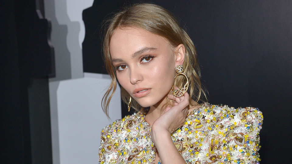 Lily-Rose Depp seins nus sur la Toile : Un membre de sa famille la réprimande