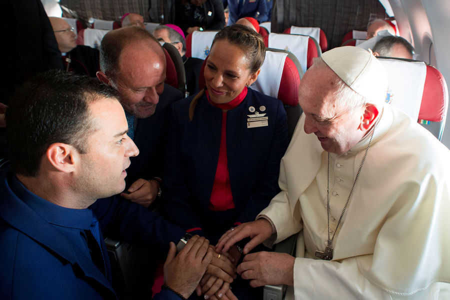 Le pape François célèbre un mariage... à 11 000 mètres d'altitude !