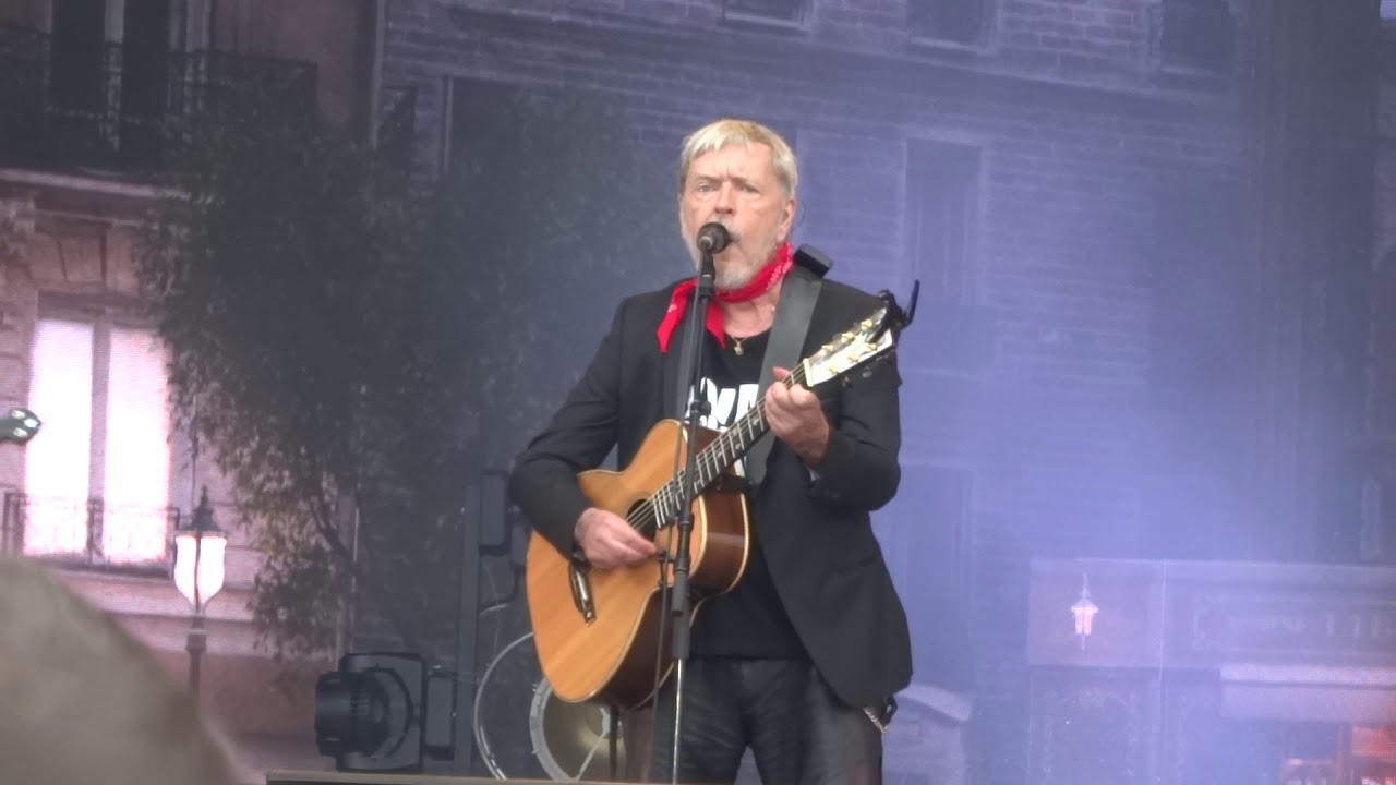 Renaud face à ses vieux démons : Le chanteur surveillé de près pendant sa tournée