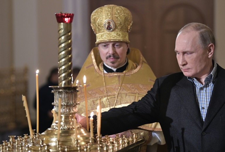 Vladimir Poutine célèbre le Noël orthodoxe à Saint Petersbourg