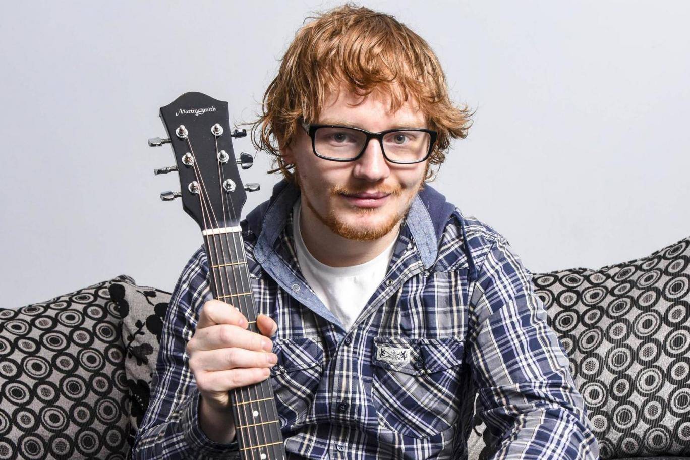 Ce caissier est le sosie parfait d'Ed Sheeran... et il se fait harceler !