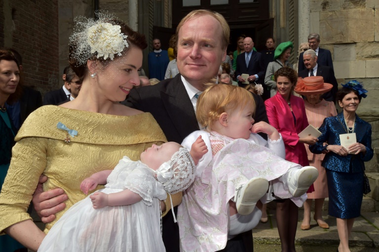  (credit photo AFP/Archives) Le prince Carlos Xavier de Bourbon de Parme et sa femme la princesse Annemarie Gualthérie avec leurs deux filles, Cecilia (g) et Luisa (d), lors de leur baptême, le 5 avril 2014 à Plaisance, en Italie