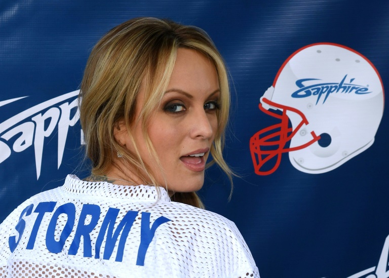 Trump: l'actrice porno Stormy Daniels menace de parler