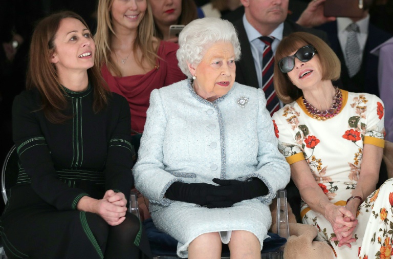 Elizabeth II assiste pour la première fois à la Fashion Week de Londres