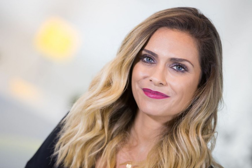 Clara Morgane délicieusement sexy dans un body transparent