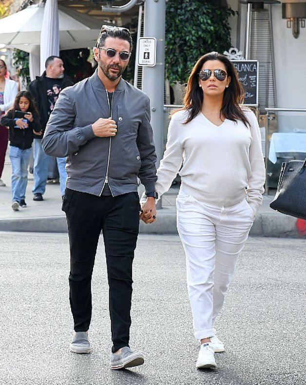 Eva Longoria : Sans complexe, elle montre son baby bump