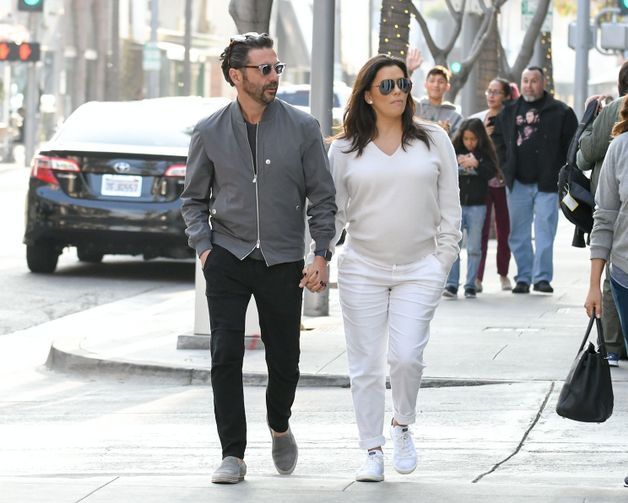 Eva Longoria : Sans complexe, elle montre son baby bump