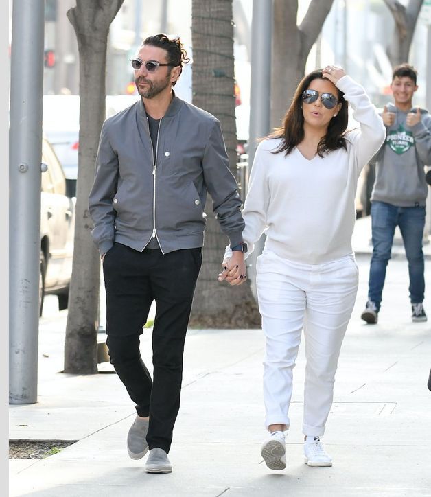 Eva Longoria : Sans complexe, elle montre son baby bump