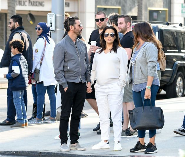 Eva Longoria : Sans complexe, elle montre son baby bump