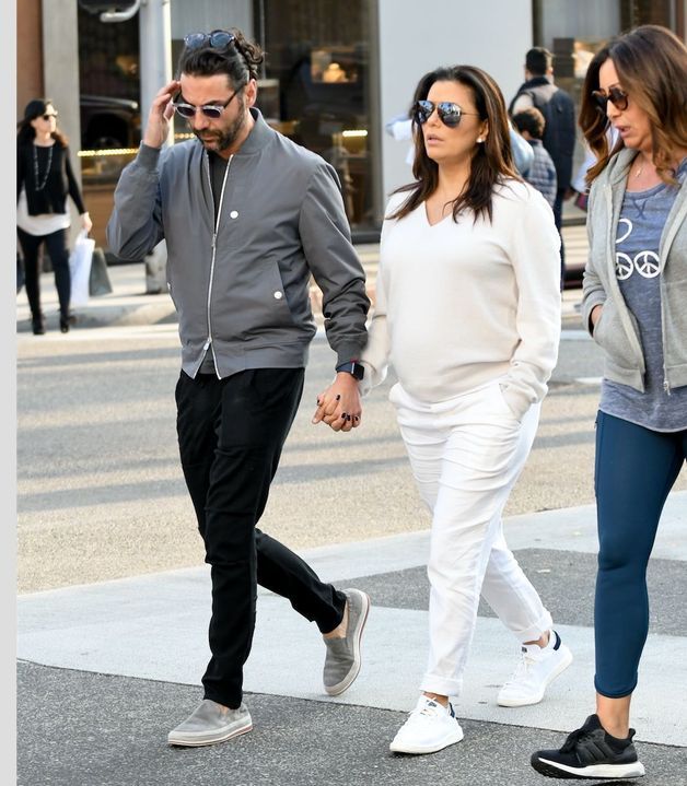 Eva Longoria : Sans complexe, elle montre son baby bump