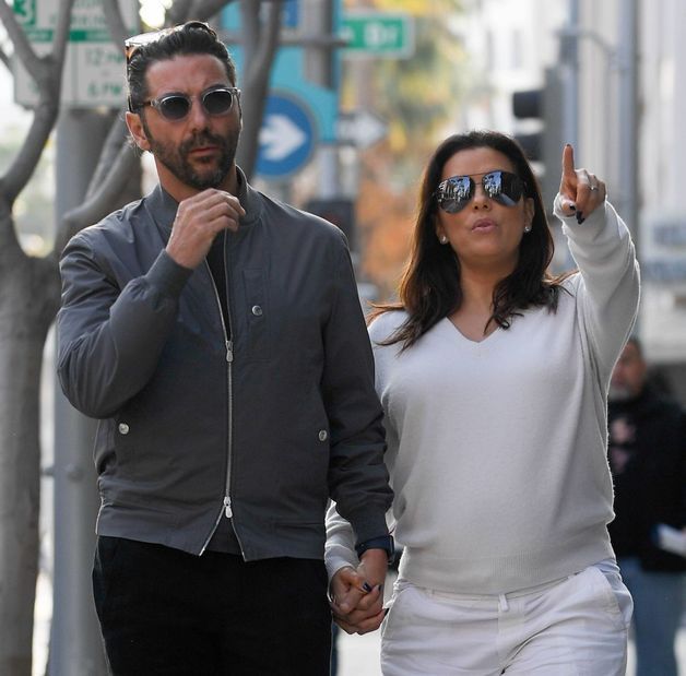 Eva Longoria : Sans complexe, elle montre son baby bump