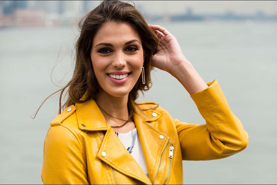 Iris Mittenaere victime d'un accident de soutien-gorge !